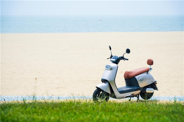 爱玛翻阅浪漫海岸线，阅见夏日中国之美