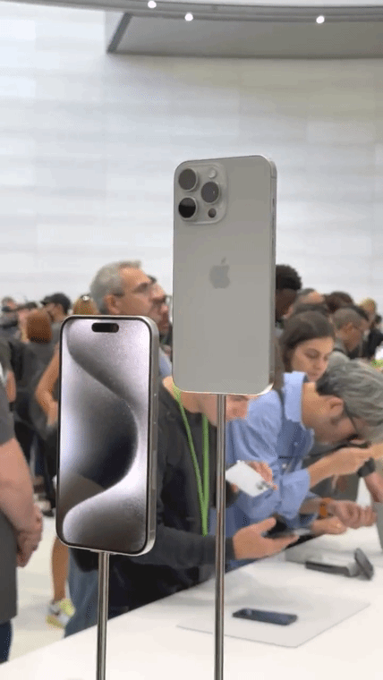 iPhone 15系列实机外观展示：现场人山人海