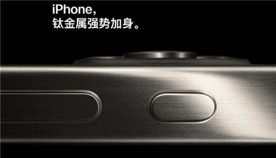 小米王腾上手iPhone15Pro：最大的升级是变轻了