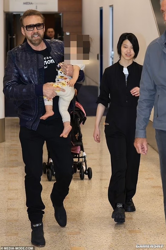 尼古拉斯·凯奇带1岁女儿出游 29岁娇妻相伴左右