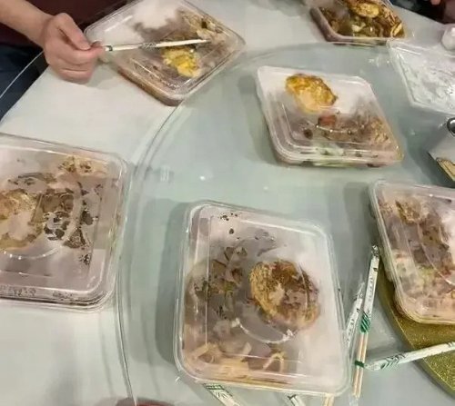 网友去吃席发现每人面前都是盒饭？后面有正式宴席